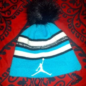 NWT Knit cap with pompom
